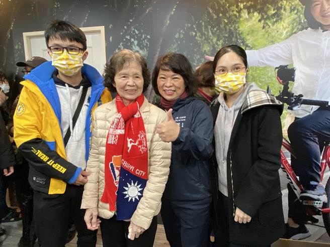 嘉义市长黄敏惠（左三）成功连任，偕母亲黄郑梅子、女儿蔡孟儒与儿子蔡佳叡感谢市民支持。（ 廖素慧摄）