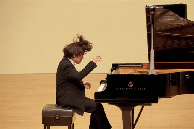 萧邦国际钢琴大赛首奖得主钢琴家赵成珍，一连两天首次在台南、高雄演奏，琴艺征服乐迷，也将在明（19）日重返台北。（牛耳艺术提供）