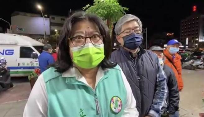 民进党立委王美惠陪李俊俋鞠躬后，就到黄敏惠竞选总部队欲向黄敏惠道贺。（廖素慧摄）