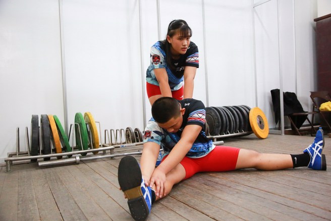 龍鳳胎兄妹檔國男81公斤級余濰銘及國女64公斤級余沛穎(上)。(主辦單位提供)