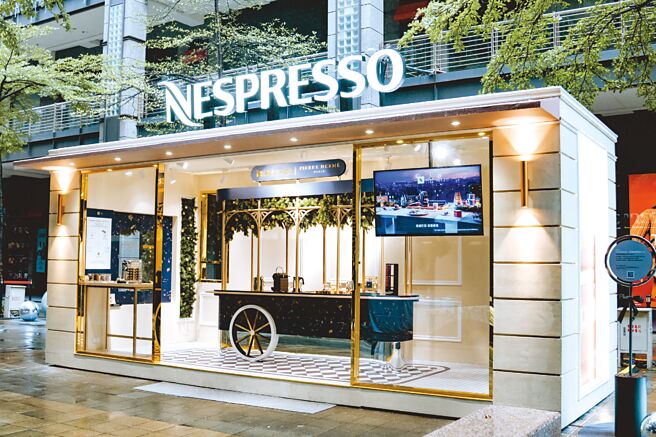 Nespresso與法國殿堂級甜點大師Pierre Herme攜手，於信義香堤大道的「Nespresso星耀巴黎限定Cafe」露天咖啡廳，獻上以法式甜點風味為靈感的節慶限量版咖啡特調。圖／Nespresso提供