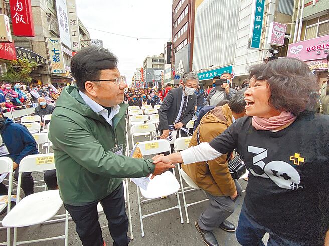 國民黨市長候選人黃敏惠（右）、民進黨市長候選人李俊俋（左）在嘉義市國際管樂節，匆促握手。（廖素慧攝）
