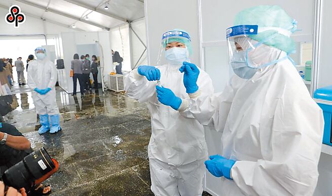 国内感染科医师人数配比仅南韩的六分之一，专家吁提高待遇才能吸引人才加入。（本报资料照）