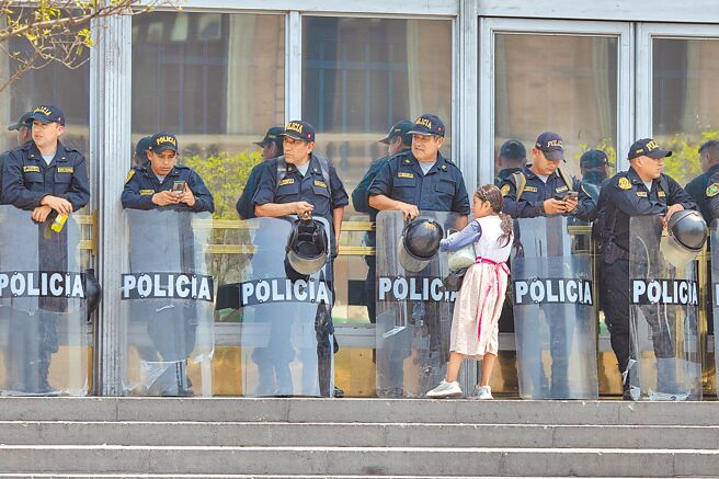 秘鲁前总统卡斯蒂约于7日遭罢黜被捕后，爆发民眾与军警衝突，已造成至少20人死亡。秘鲁自14日宣布全国进入紧急状态30天，图为秘鲁警察在秘鲁首都利马执勤。　　（新华社）