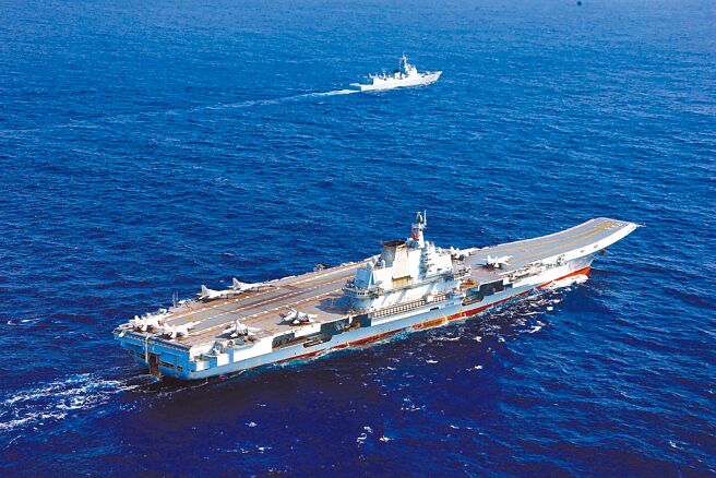 日本16日通过新版「国家安全保障战略」后，日本防卫省指出，中共解放军航母辽寧舰等6艘军舰于17日南下通过宫古海峡。图为今年4月的辽寧舰。（中新社）
