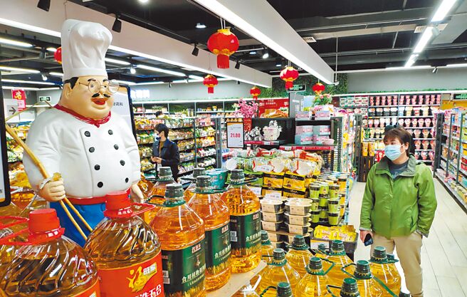 中共中央财经委员会办公室分管日常工作副主任韩文秀17日研判，明年世界经济增速会明显下滑，而中国经济总体回升。图为福建福州市民在超市选购商品。（中新社）