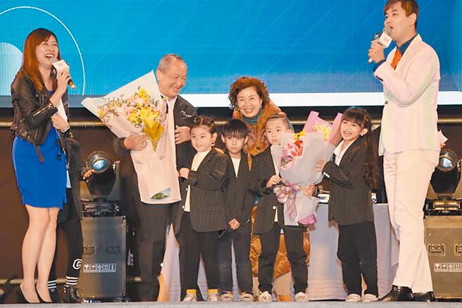 苗栗縣長徐耀昌卸任音樂會16日晚間登場，徐耀昌孫子、孫女上台獻花致意。（苗栗縣政府提供／謝明俊苗栗傳真）