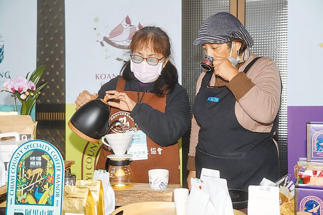 为协助在地咖啡农园深耕品牌特色，嘉义县农业处举办为期3年的咖啡三部曲建置计画，17日在梅山乡井顶咖啡庄园茗茶举办二部曲发表会，多家业者展现成果。（吕妍庭摄）