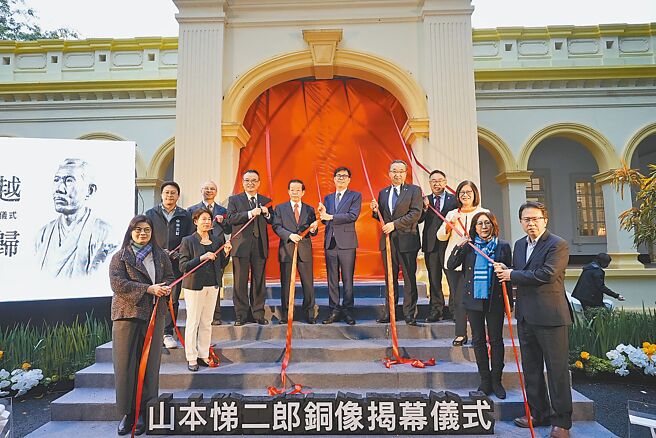 高雄市長陳其邁（中）與多名台日貴賓於社宅事務所前為山本悌二郎銅像揭幕。（林雅惠攝）