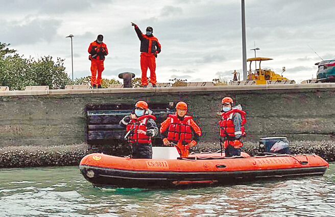 高科大海休系学生于17日在茄萣情人码头进行独木舟理论与实务课程，未料因天气变化造成无法返回原点，消防及海巡人员到场协助救援。（翻摄照片／洪靖宜高雄传真）