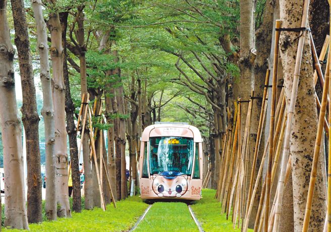 高雄轻轨C21A至C24路段将于12月19日恢復正常收费，图为有着「龙猫隧道」之称路段。（本报资料照片）