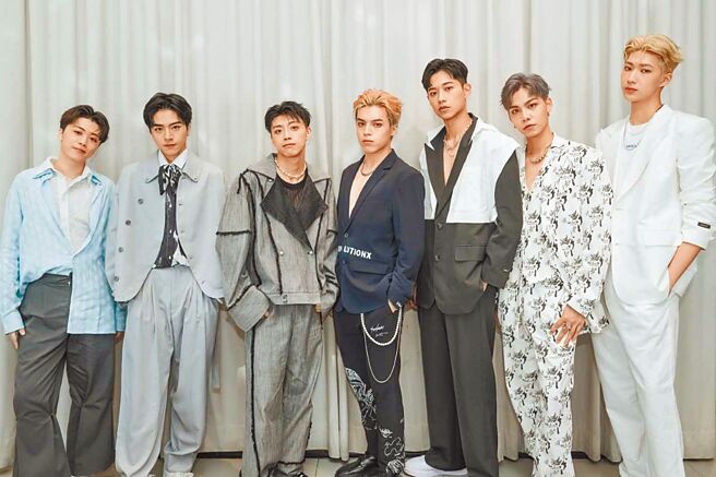 伊林娛樂成功打造「原子少年」陳翊樺（左起）、林佳辰、黃文廷、李哲言、江尚儒、饒高赫與金雲等7人。（LiTV、伊林娛樂提供）