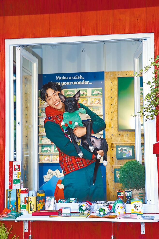蔡凡熙昨带着爱犬一起出席一日店长活动。（品牌提供）