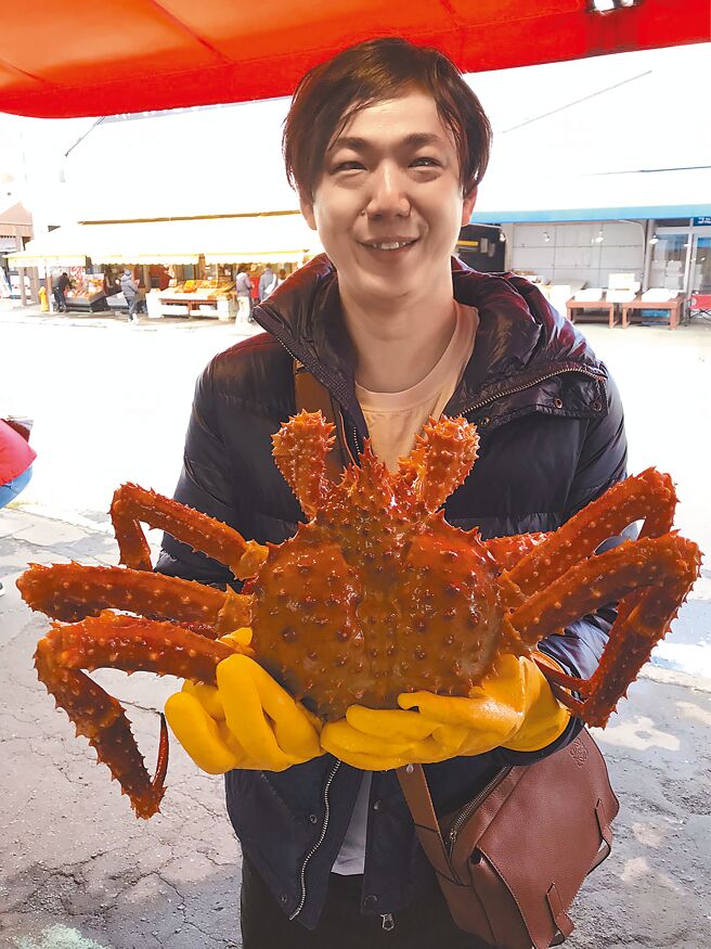 萧煌奇日前在北海道带着员工、家人大啖螃蟹等海鲜，满足口腹之欲。（好莉嗨提供）