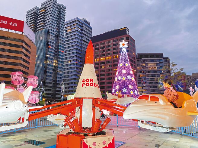 統一時代百貨台北店今年特別在25日前打造「4foodie KREATION耶誕美食樂園」，還有5座遊樂設施，讓大人小孩都能享受快樂的耶誕節。（統一時代百貨台北店提供）
