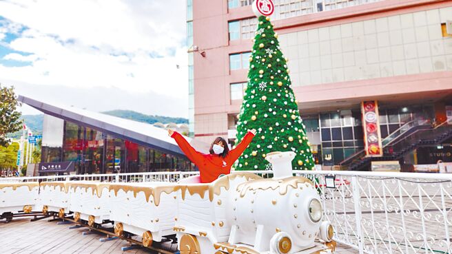 大葉高島屋特別推出一系列融合音樂、燈飾與美好購物體驗的「耶誕跨年奇幻旅」，打造天母獨家「夢幻白金樂園」。（大葉高島屋提供）