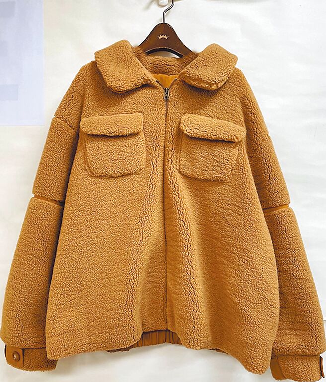 京站的4E WEAR絨毛翻領外套，推薦價4880元。（京站提供）