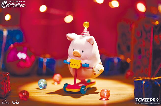 香港潮玩品牌TOYZEROPLUS自即日起於高雄夢時代購物中心推出為期2個月的罐頭豬LuLu「歡樂時光派對」快閃店，有8款主題拍攝場景、豐富潮玩周邊（見圖）及耶誕系列商品，凡來店消費加入品牌LINE官方帳號並追蹤官方IG，就有機會免費獲「罐頭豬LuLu氣球」。（TOYZEROPLUS提供）