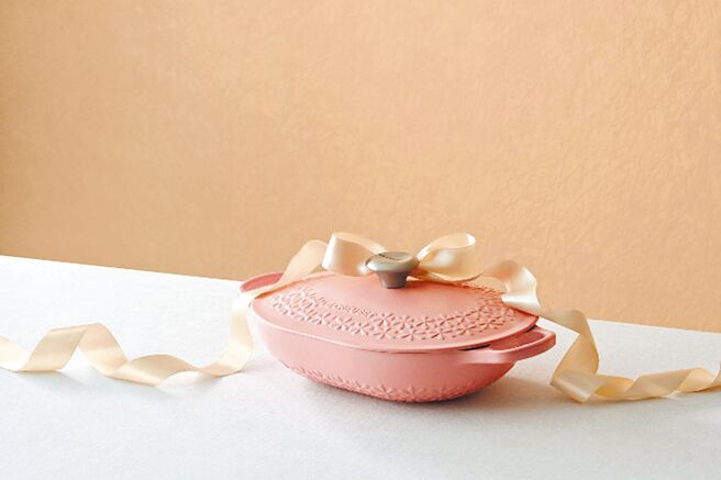 法国锅具领导品牌LE CREUSET，推出全新「缕空雕花椭圆铸铁锅」（见图），让绝美的甜心粉色梦幻登场。（LE CREUSET提供）
