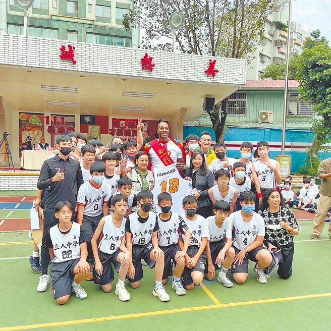 魔兽霍华德受到立人国际中小学师生欢迎。（立人国际中小学提供）