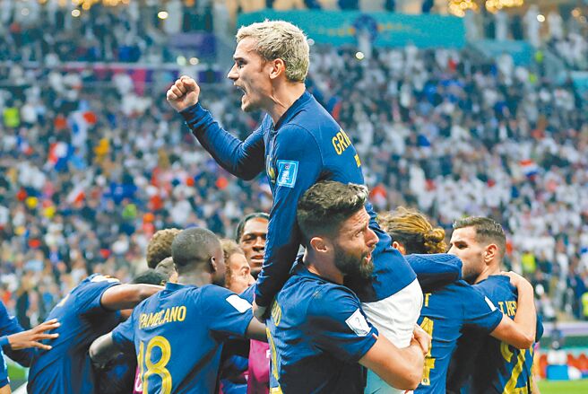 老将格里兹曼（上）与吉鲁（下）分别用助攻与头槌助法国夺胜。（路透）