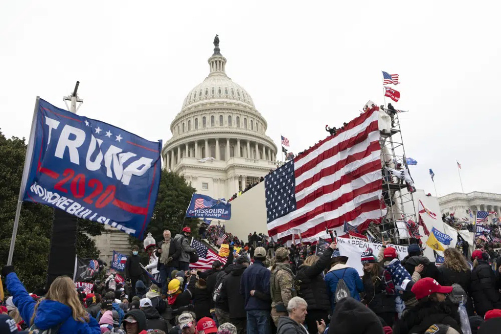 2021年1月6日，川普支持者冲入国会，试图影响选举结果，史称美国国会暴动。图/美联社(photo:ChinaTimes)