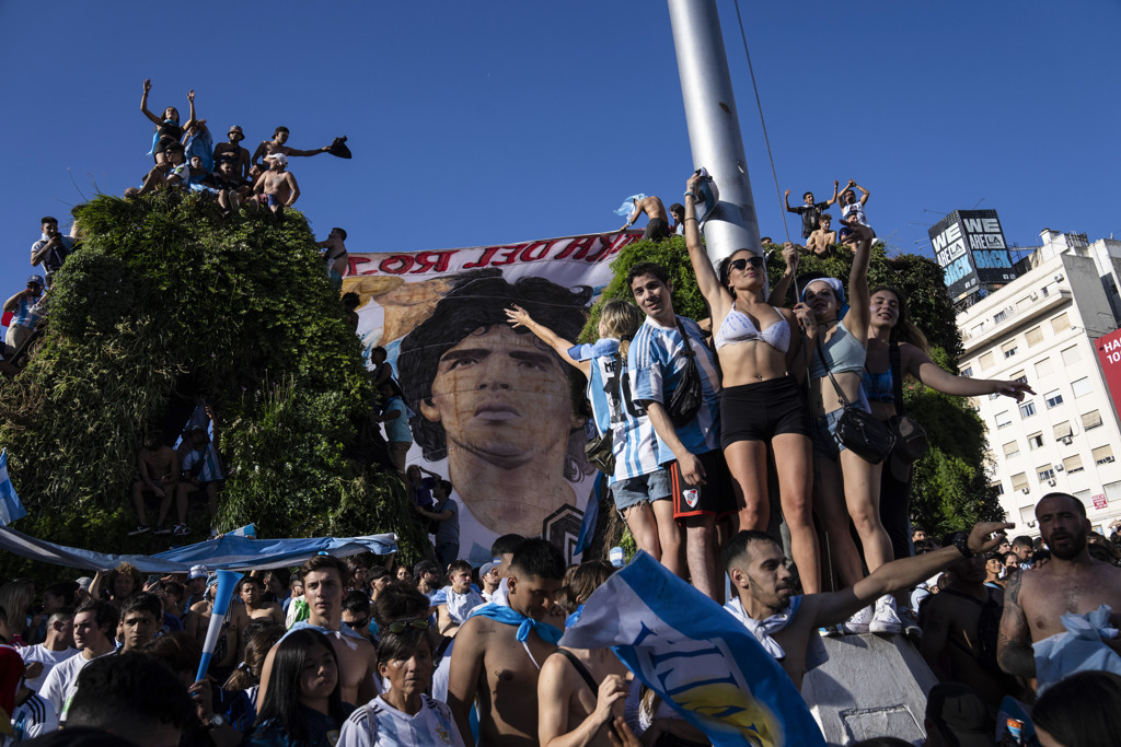 阿根廷首都布宜诺斯艾利斯涌入近200万人，身穿代表性蓝白球衣、手举旗帜，终场PK战胜出后，他们只花几分钟就完全占领国内许多知名景点。图/美联社(photo:ChinaTimes)