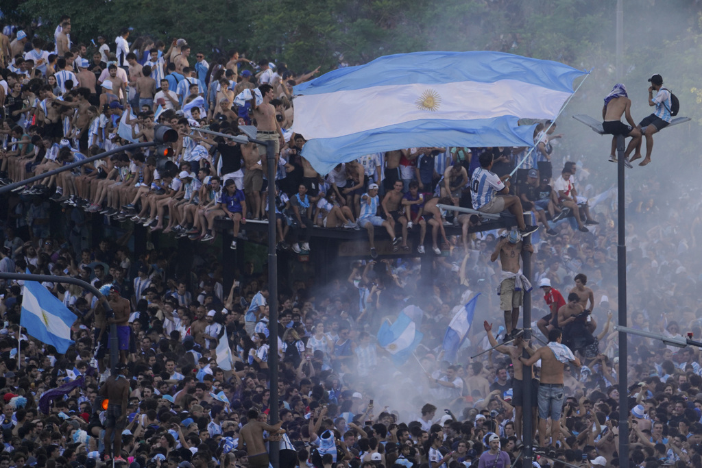 阿根廷街头宛如一场初夏的大型庆典，街上夸张的人群挤得水洩不通，庆祝的鸣笛声此起彼落、陌生的人们相拥、喜极而泣。 (图/美联社)(photo:ChinaTimes)