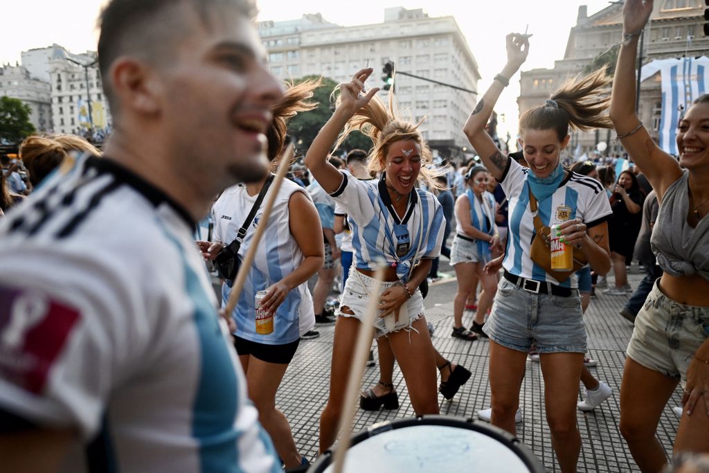 球迷身穿代表性蓝白球衣、手举旗帜，在街头跳舞、欢唿庆祝胜利。 (图/路透社)(photo:ChinaTimes)