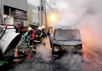 路停箱型車突自燃狂燒 車遭火焚嚴重毀損