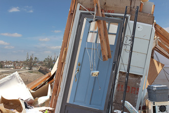 他只是上個廁所 出來「全家都沒了」 剩下浴室