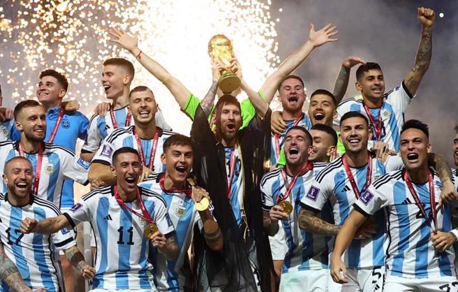 队长梅西（中）率领阿根廷全队举起卡达世足赛冠军金盃。（路透）