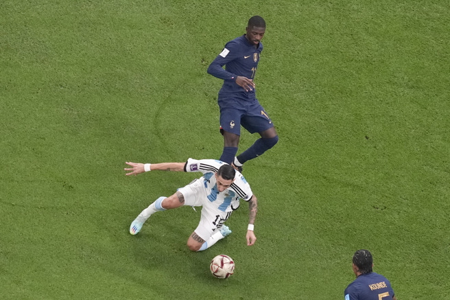 第23分钟，阿根廷狄马利亚在禁区内遭法国登贝莱犯规，主裁判吹判12码球。（路透）