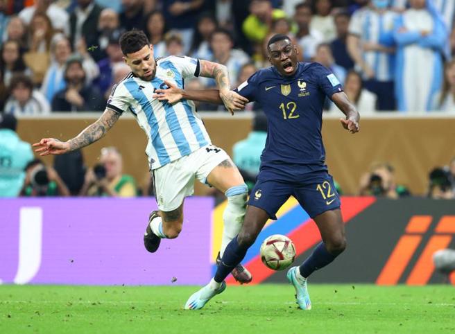 第80分钟，阿根廷后卫欧塔门迪（左）禁区内犯规踢倒法国前锋穆阿尼。（路透）