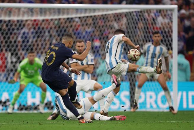 第118分钟，姆巴佩右脚射门，球打在阿根廷替补右后卫蒙提尔的右手，主裁判吹判12码极刑。（路透）