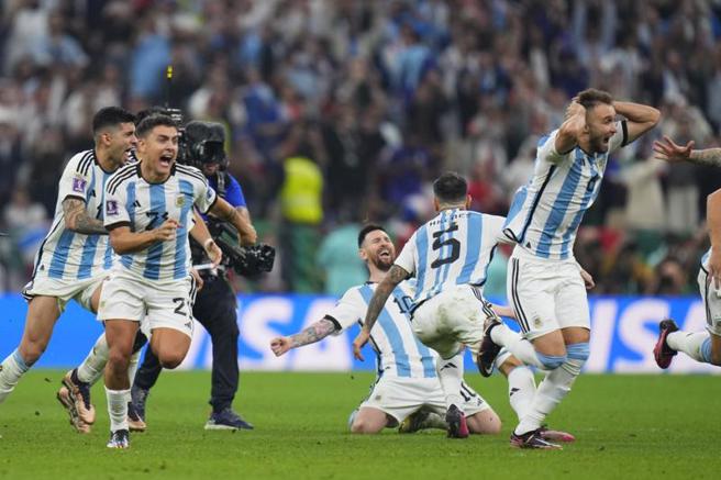 阿根廷赢得PK大战瞬间，球员欣喜若狂。（美联社）