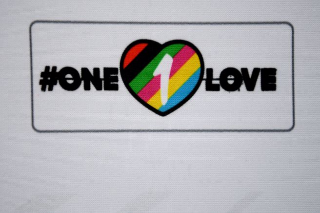 国际足总决定惩罚佩戴旨在促进包容性的「同一份爱」（One Love）彩虹臂章的球员之后，德国连锁超市Rewe终止了与德国足球协会的合作关係。(图/路透)