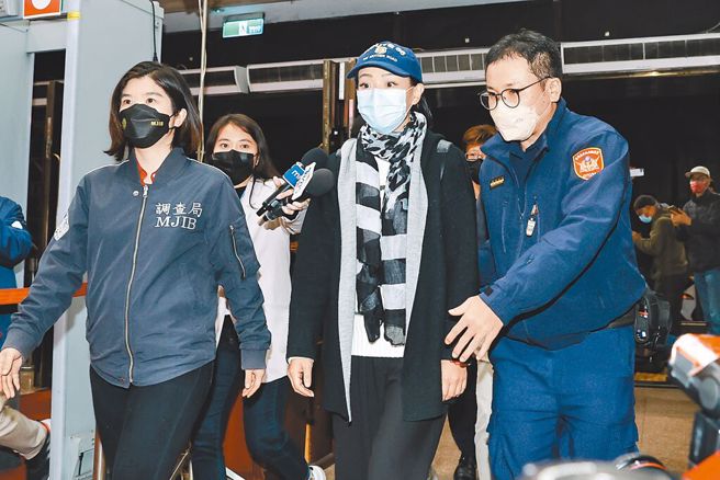 新竹市長當選人高虹安涉詐領助理費案，台北地檢署15日指揮調查局北機站赴立法院等地調取資料，約談高虹安(前中)等人。（資料照／郭吉銓攝）