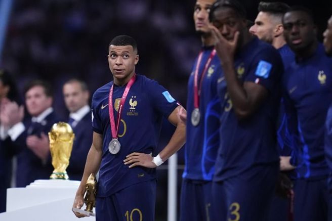 法国队在颁奖仪式支出银牌。阿根阿根（美联社）