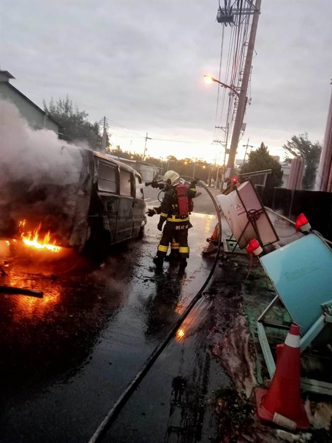 箱型车不明原因自燃。（翻摄照片／李京升苗栗传真)