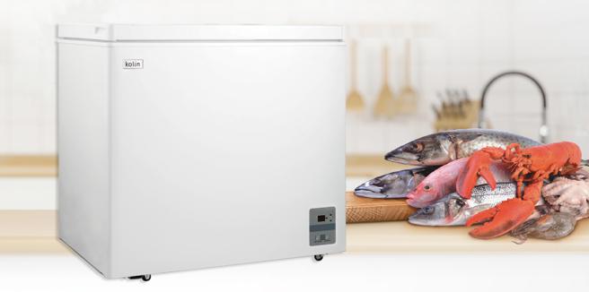 歌林推出了年末囤食材必备的卧式无霜冷冻柜 KR-115FF01、KR-120FF01，风扇式无霜设计，冷冻、冷藏一机两用之余，还有140、196公升供消费者选购。（歌林提供）
