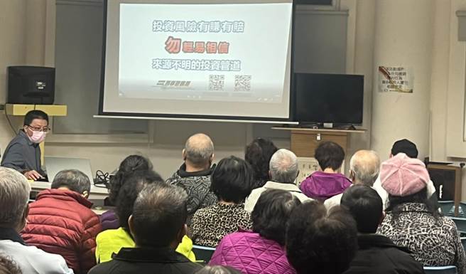 大甲警分局义里所在岁末年终举办预防犯罪宣导，透过宣导活动建立里民防诈观念，警民合作联繫通报，守护民眾的辛苦钱。（警方提供）