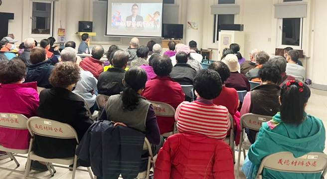 大甲警分局义里所在岁末年终举办预防犯罪宣导，透过宣导活动建立里民防诈观念，警民合作联繫通报，守护民眾的辛苦钱。（警方提供）