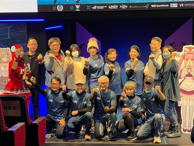 弘光尚青队，银髮长辈跟虚拟实况主对战英雄联盟。(弘光科大提供)