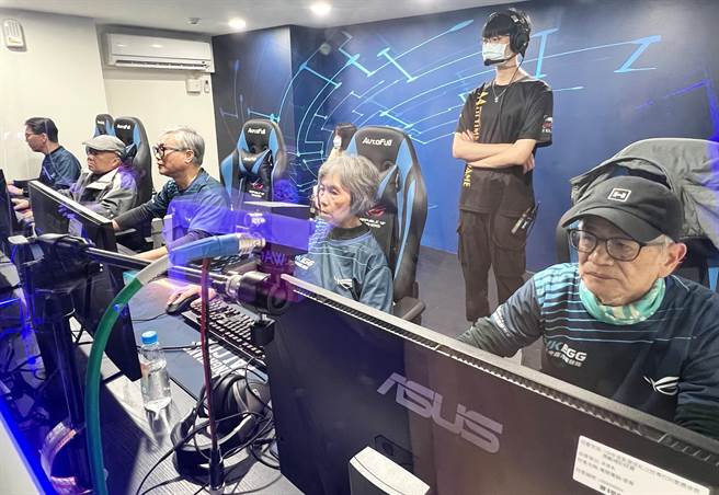 弘光尚青队银髮长辈跟虚拟实况主对战英雄联盟。(弘光科大提供)