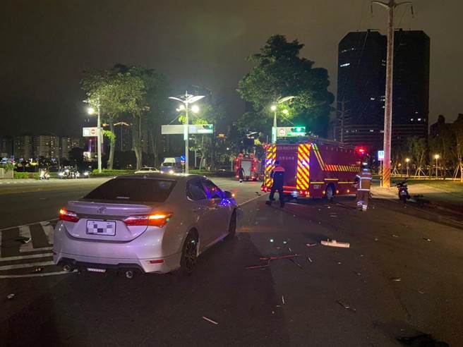 张翁18日晚间遭刘男从后方撞上，送医不治。（翻摄照片／崔正纲高雄传真）