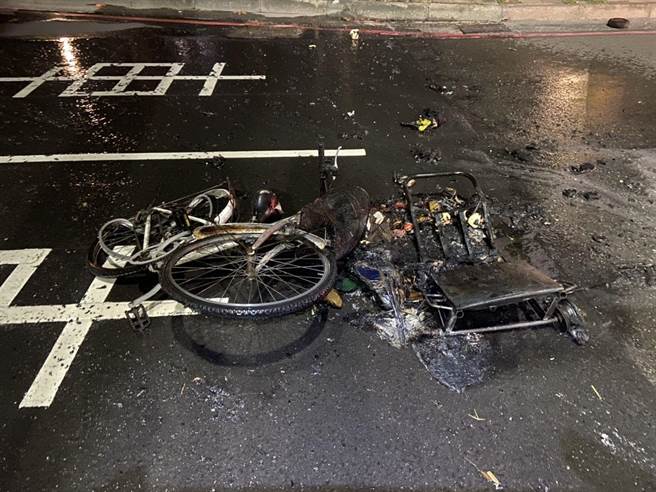 张翁满载回收物的自行车，车祸当下起火燃烧，后由警消扑灭。（翻摄照片／崔正纲高雄传真）