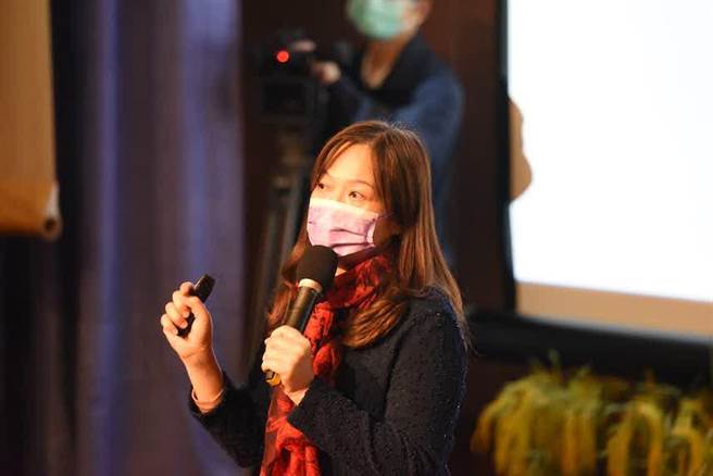 高雄市卫生局专员黄英如分享「心理急救核心行动实务演练」及「心理急救核心行动实务演练」。（慈济基金会提供／林瑞益高雄传真）