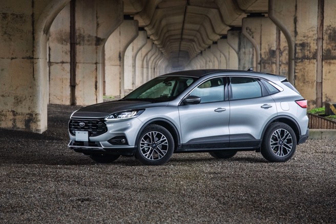 Ford Kuga EcoBoost 180旗舰拥有欧系洗炼设计语汇，採低倾A柱斜背式车身造型，23年式配备调整价值超过2万但较前款降价6万元，售价103.9万元。（图/陈大任摄）