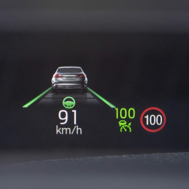 抬头显示器提供简明行车资讯。（图/陈大任摄）